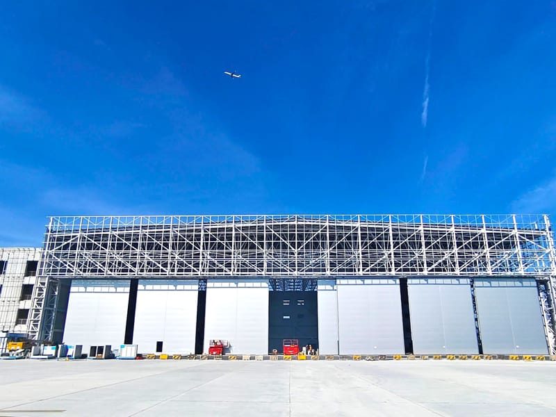 Hangar for nav for sivil luftfart med stålstruktur